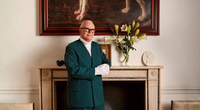 Manolo Blahnik, el diseñador que elevó los zapatos a la categoría de arte: «La gente que trabajaba el lujo a la perfección, como Balenciaga, Yves Saint Laurent y Karl Lagerfeld, ya no existe»