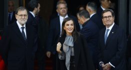 La reina Letizia desafía el frío de Madrid con esta preciosa blusa con transparencias y llevando sin medias la falda tendencia