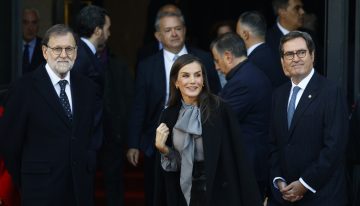 La reina Letizia desafía el frío de Madrid con esta preciosa blusa con transparencias y llevando sin medias la falda tendencia
