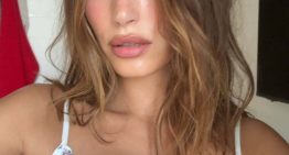 El truco viral de Hailey Bieber para convertir un colorete en polvo en un blush cremoso (con efecto buena cara)