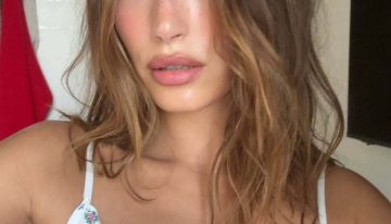 El truco viral de Hailey Bieber para convertir un colorete en polvo en un blush cremoso (con efecto buena cara)