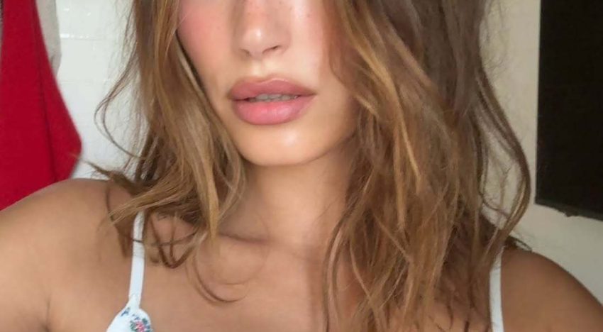 El truco viral de Hailey Bieber para convertir un colorete en polvo en un blush cremoso (con efecto buena cara)