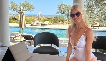 Claudia Schiffer (55 años): «He empezado a entrenar con mis amigas, haciendo de todo, desde cardio hasta yoga o tenis. Cada día hacemos algo nuevo, es divertido»