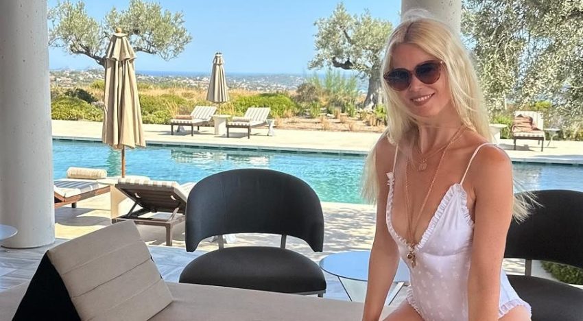 Claudia Schiffer (55 años): «He empezado a entrenar con mis amigas, haciendo de todo, desde cardio hasta yoga o tenis. Cada día hacemos algo nuevo, es divertido»