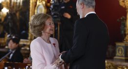 La reina Sofía elegantísima y visiblemente emocionada recibe el Toisón de Oro con un vestido rosa palo con chaqueta a juego