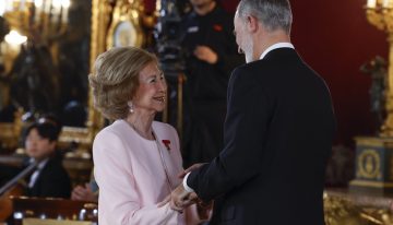La reina Sofía elegantísima y visiblemente emocionada recibe el Toisón de Oro con un vestido rosa palo con chaqueta a juego