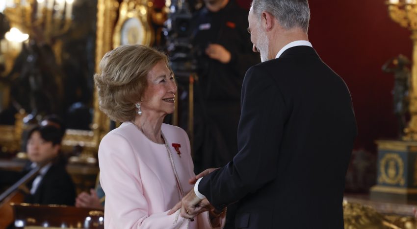 La reina Sofía elegantísima y visiblemente emocionada recibe el Toisón de Oro con un vestido rosa palo con chaqueta a juego
