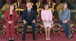 La infanta Sofía ha llevado el jersey gris asimétrico (con pantalón sastre) que vale por todos los trajes de chaqueta  en el 50 aniversario de la restauración de la monarquía