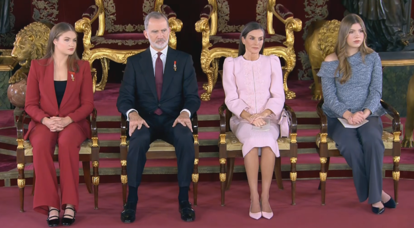 La infanta Sofía ha llevado el jersey gris asimétrico (con pantalón sastre) que vale por todos los trajes de chaqueta  en el 50 aniversario de la restauración de la monarquía