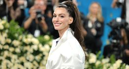 Por qué Anne Hathaway parece cada día más joven: los secretos reales (y aplicables) detrás de su efecto buena cara