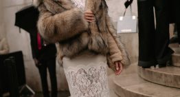 Tengo un capricho: un abrigo de pelo como el de mi madre en los años 70-80 y estas son las 5 opciones ideales (y baratas) para imitarla