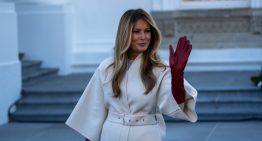Melania Trump recibiendo el árbol de Navidad en la Casa Blanca con abrigo manga  tres cuartos, guantes largos y zapatos de cuadros es tradición y tendencia