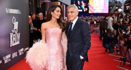 Amal Clooney ha llevado en París las botas de tacón fino que aguantan los vestidos más cortos y las noches largas