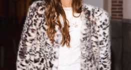 Sara Carbonero tiene el abrigo de pelo que te soluciona todos los eventos navideños: más elegante que uno de paño y más calentito que un plumífero