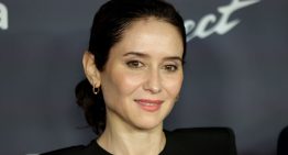 Isabel Díaz Ayuso tiene el vestido de invitada que hace tipazo, combina los dos colores tendencia de la temporada y está agotadísimo