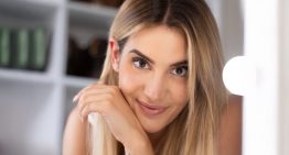 María Roberts, peluquera y colorista: «En mujeres morenas a partir de 45, unas mechas frontales bien hechas pueden iluminar y levantar el rostro al instante»