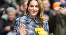Kate Middleton repite su vestido con estampado de pata de gallo más elegante, los salones más atemporales de su colección y estrena el bolso en tendencia esta temporada