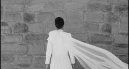 La novia madrileña que escondía un escote halter impresionante bajo su lazo XL y una chaqueta elegante de tweed