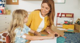 Óscar Sáenz, monologuista y divulgador: «Educar no va de ser majo y ser un padre guay, educar va de corregir y poner límites»