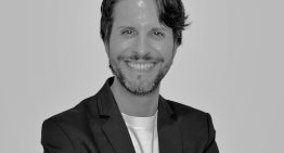 Iván Navarta, peluquero catalán: «Una frecuencia de lavado de 2 a 3 veces a la semana es la ideal para mantener el color como la calidad del cabello»