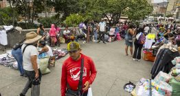 Venezolanos buscan ofertas para asegurar su plato navideño ante graves dificultades económicas