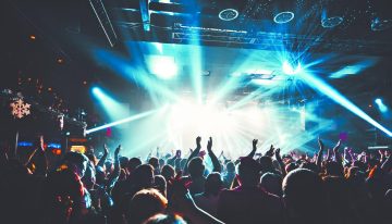 Dua Lipa, Coldplay y otros artistas exigen tope a los precios de reventa de boletos de conciertos