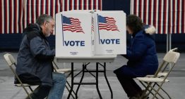 Jueza de EU tumba orden de Trump para exigir pruebas de nacionalidad a los votantes