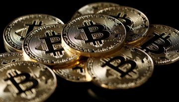 Bitcoin sigue cayendo; baja de 90,000 dólares