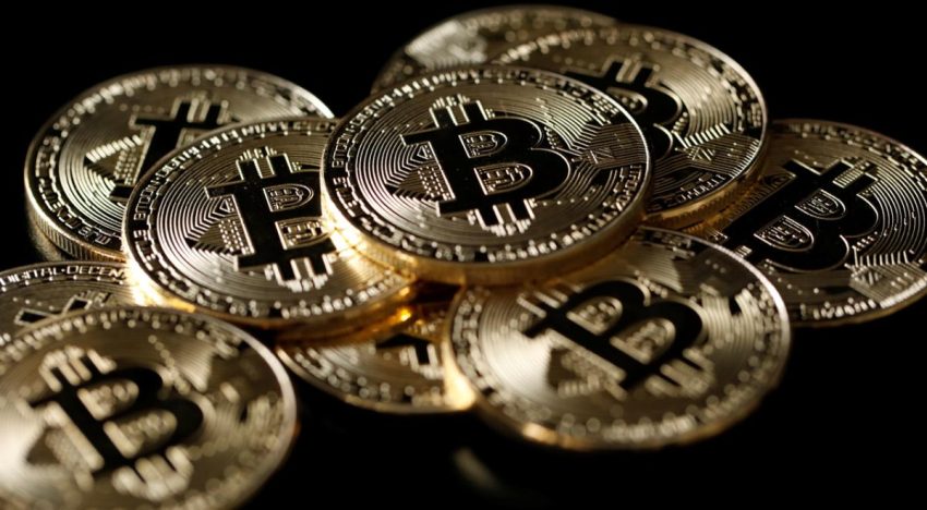 Bitcoin sigue cayendo; baja de 90,000 dólares