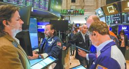 Wall Street retrocede ante advertencias de bancos sobre niveles del mercado