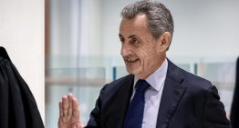 El expresidente francés Nicolas Sarkozy sale de prisión después de 20 días tras las rejas