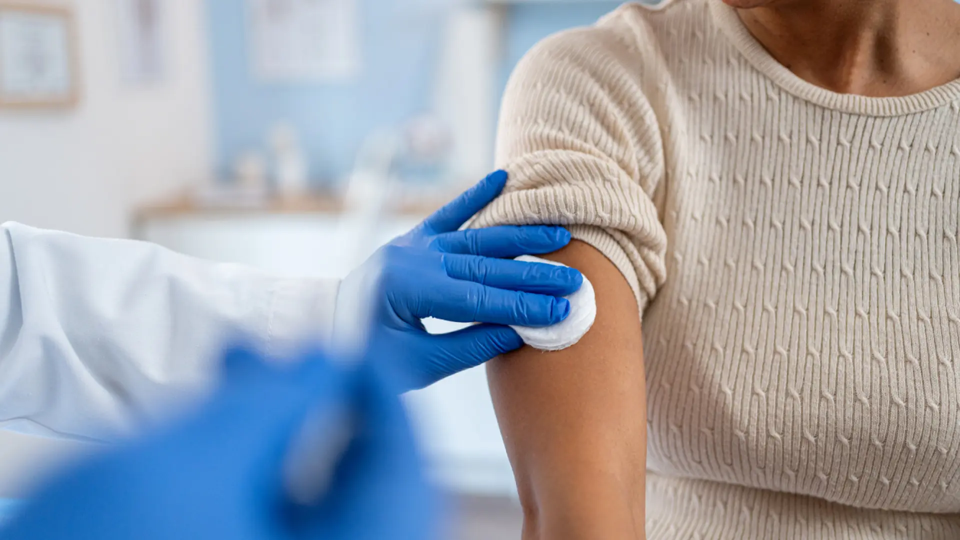 Vacunarse frente a gripe o Covid también reduce el riesgo de ictus, infarto o complicaciones tromboembólicas