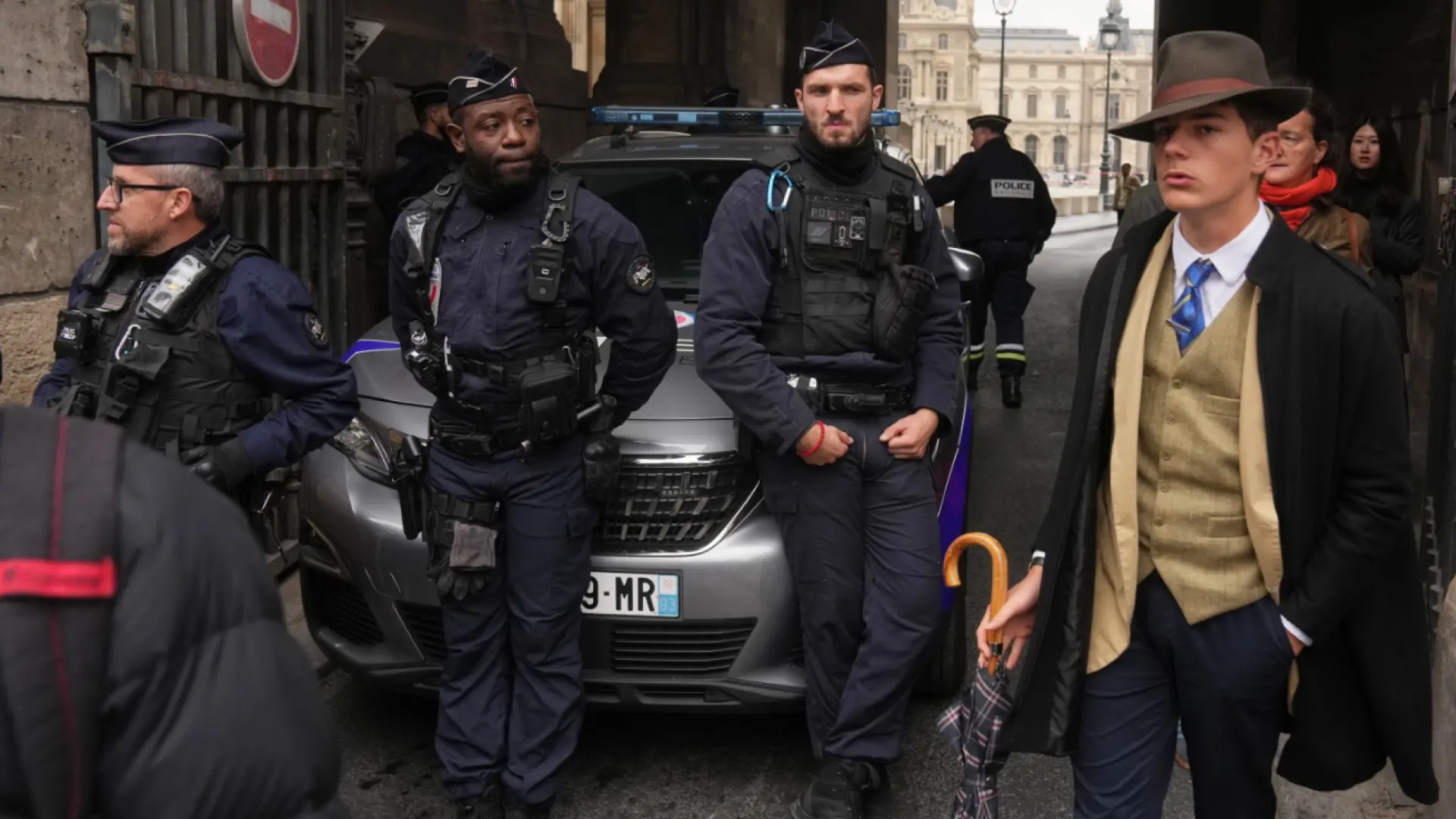 El 'detective del Louvre', al descubierto: es en realidad un adolescente de 15 años que ya espera que le contacten «para una película»