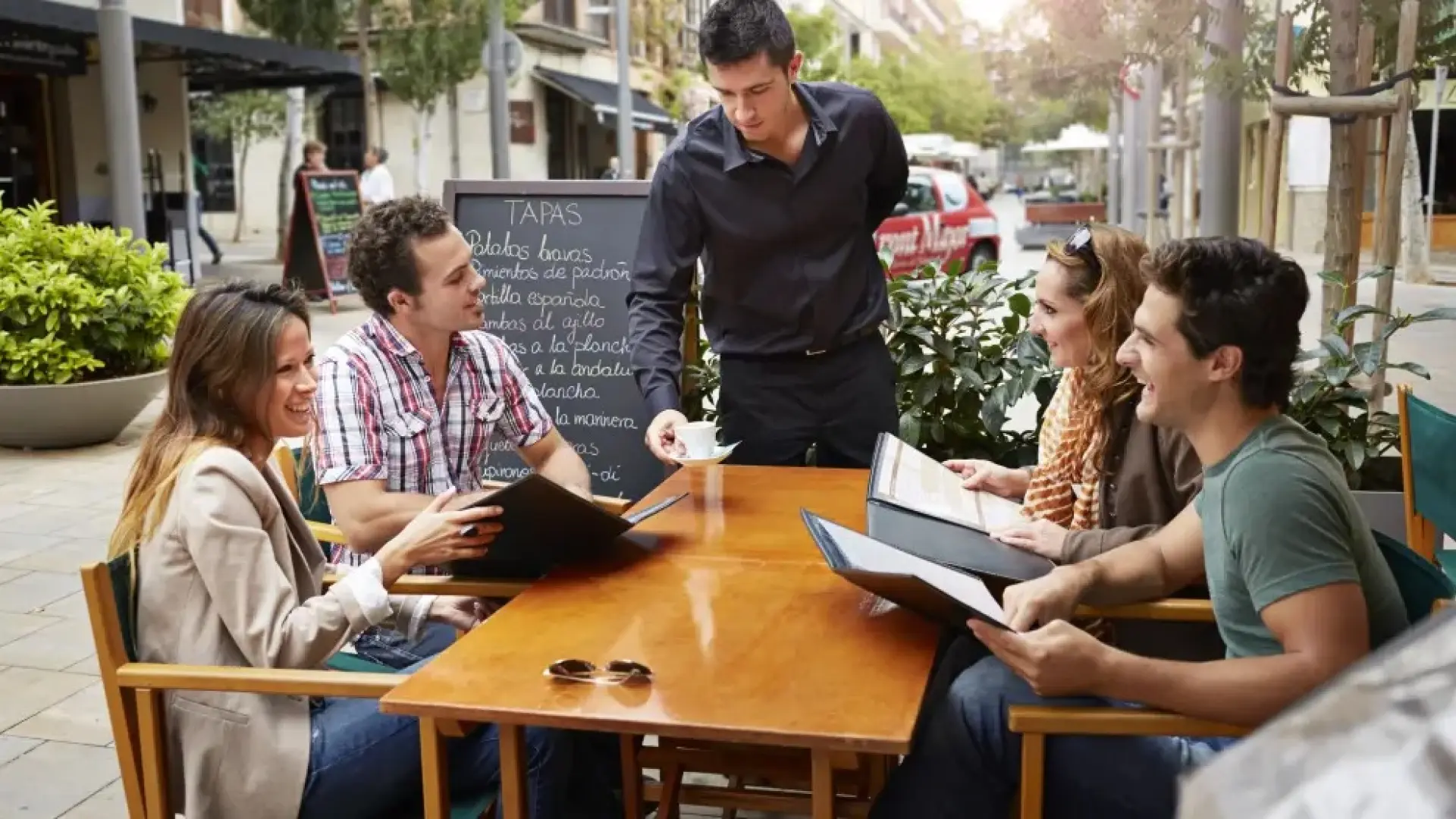 Qué significa que ayudes a los camareros a recoger la mesa, según la psicología