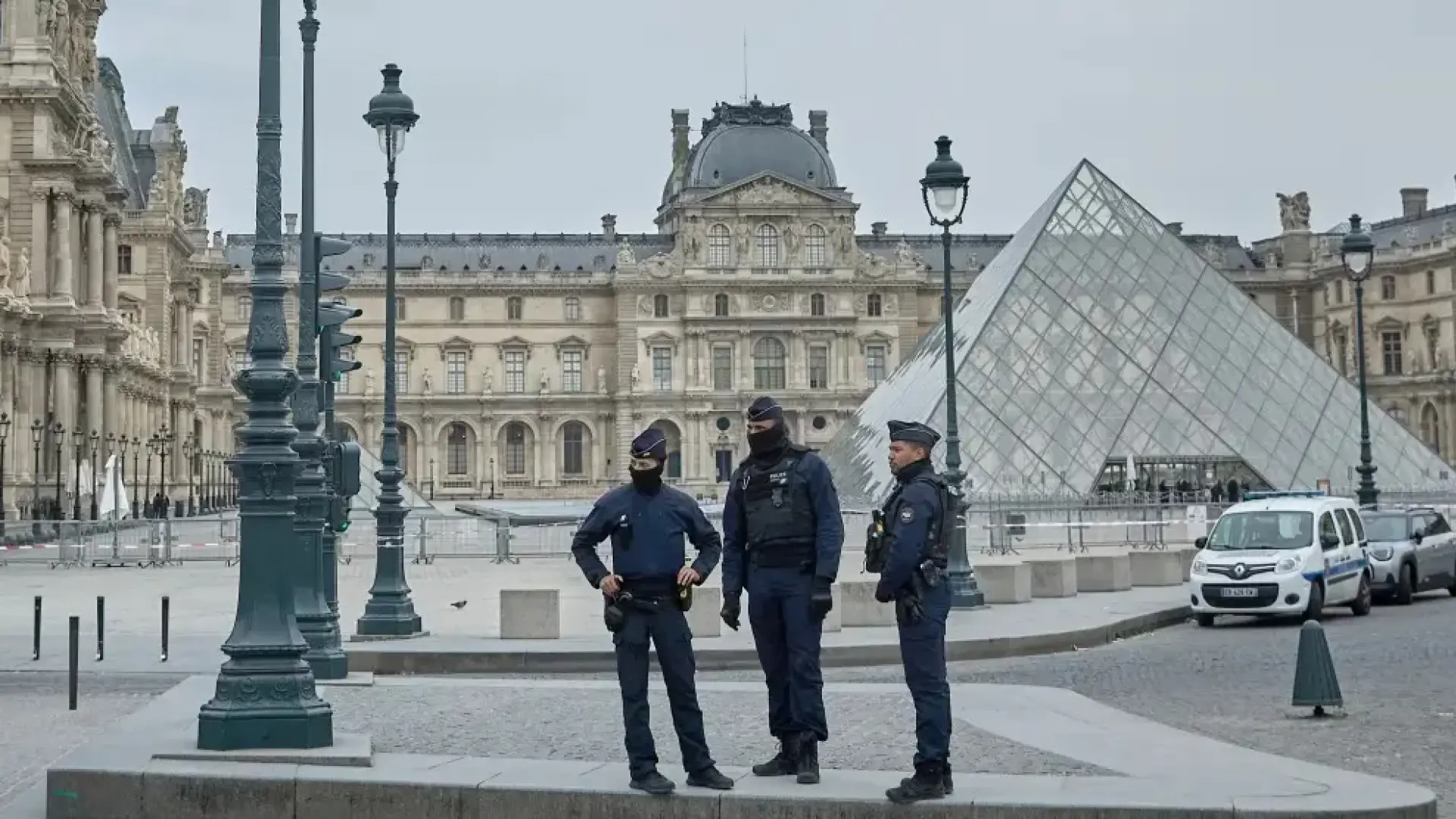 La Policía de París detiene al cuarto integrante del grupo que robó las joyas del Louvre y a otras tres personas involucradas