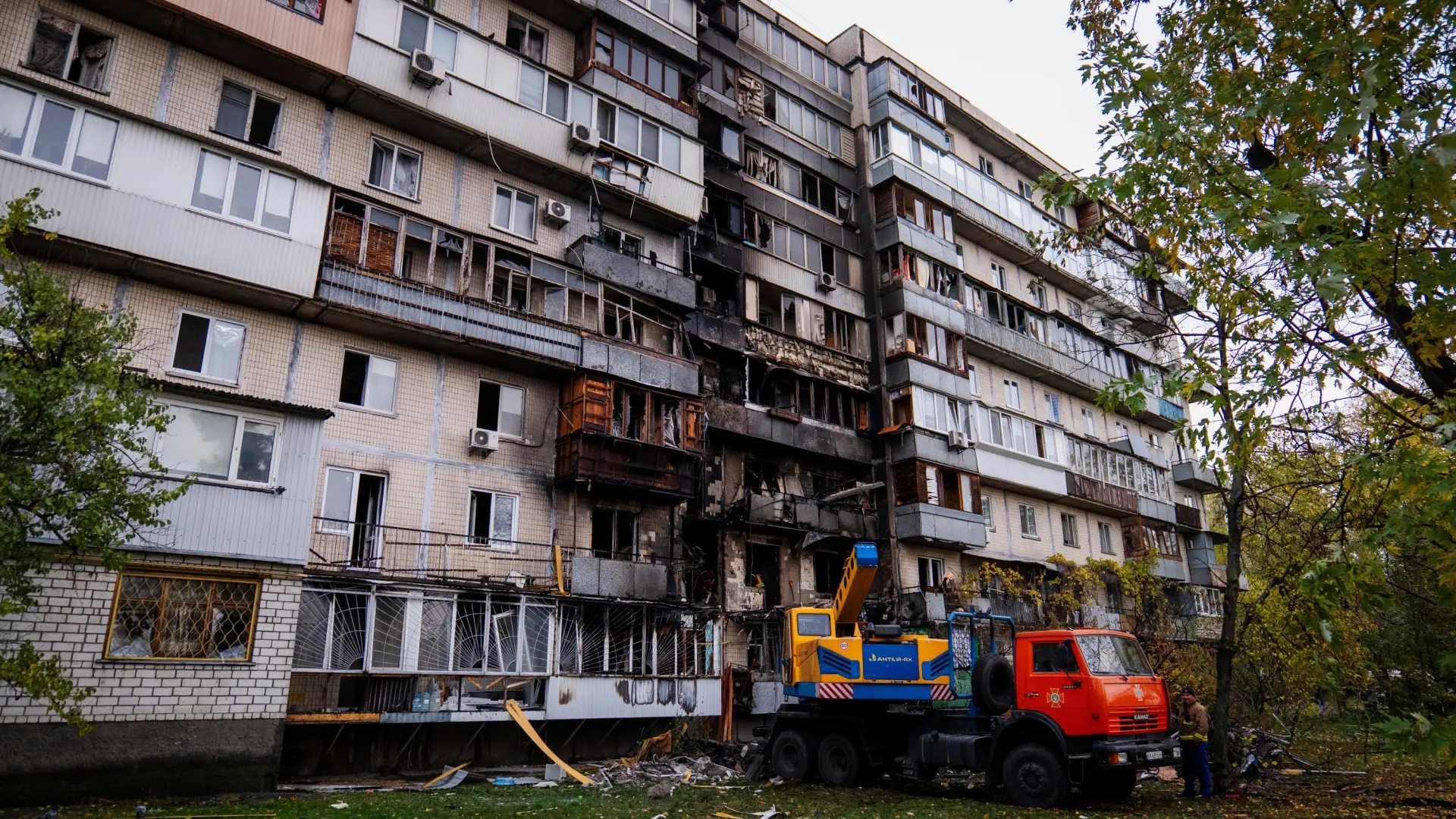 Un muerto y más de veinte heridos en un ataque aéreo masivo a Kiev