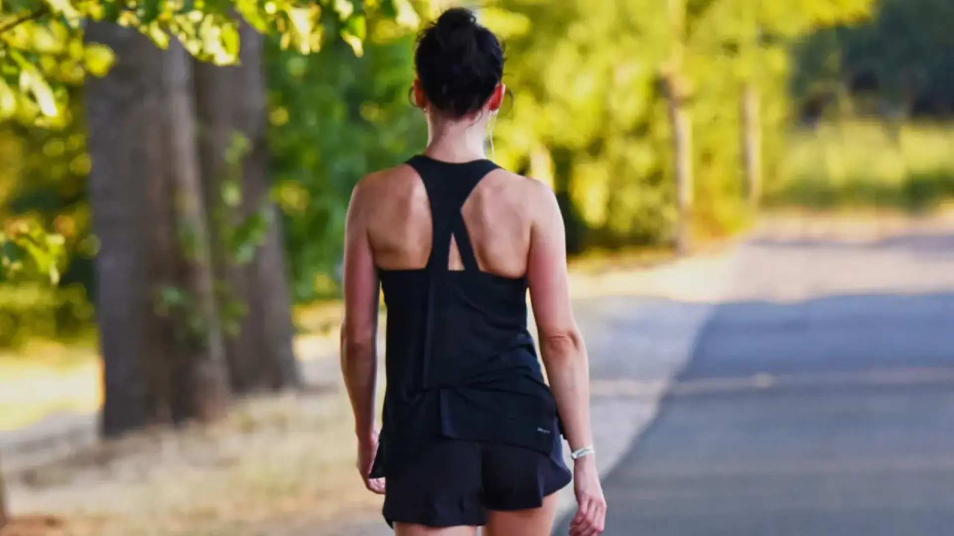 Qué significa caminar con la mirada puesta en el suelo, según la psicología