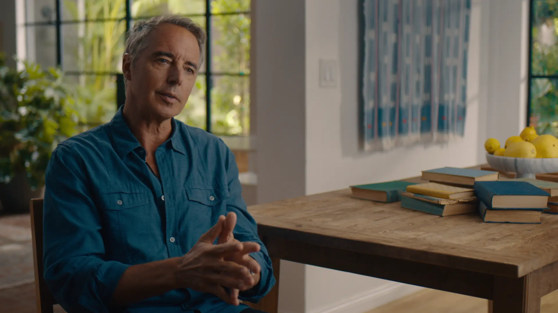 Dan Buettner, divulgador científico: «La gente longeva de las 'zonas azules' no hacen burpees, ni yoga ni Crossfit, caminan»