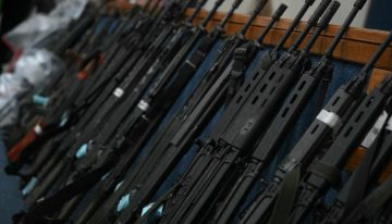 Confiscan más de 2 millones de dólares en armas tras operación policial en Rio de Janeiro que dejó 121 muertos