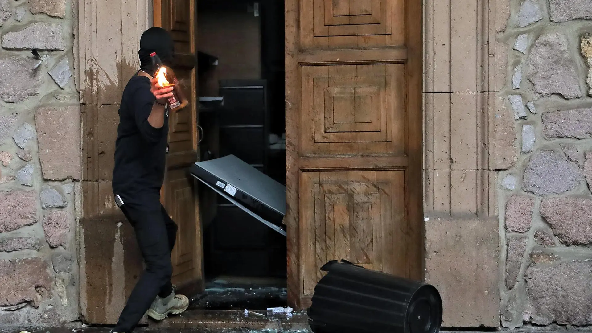 Fuertes disturbios en las manifestaciones para exigir justicia por el asesinato de un alcalde mexicano, amenazado por los narcos