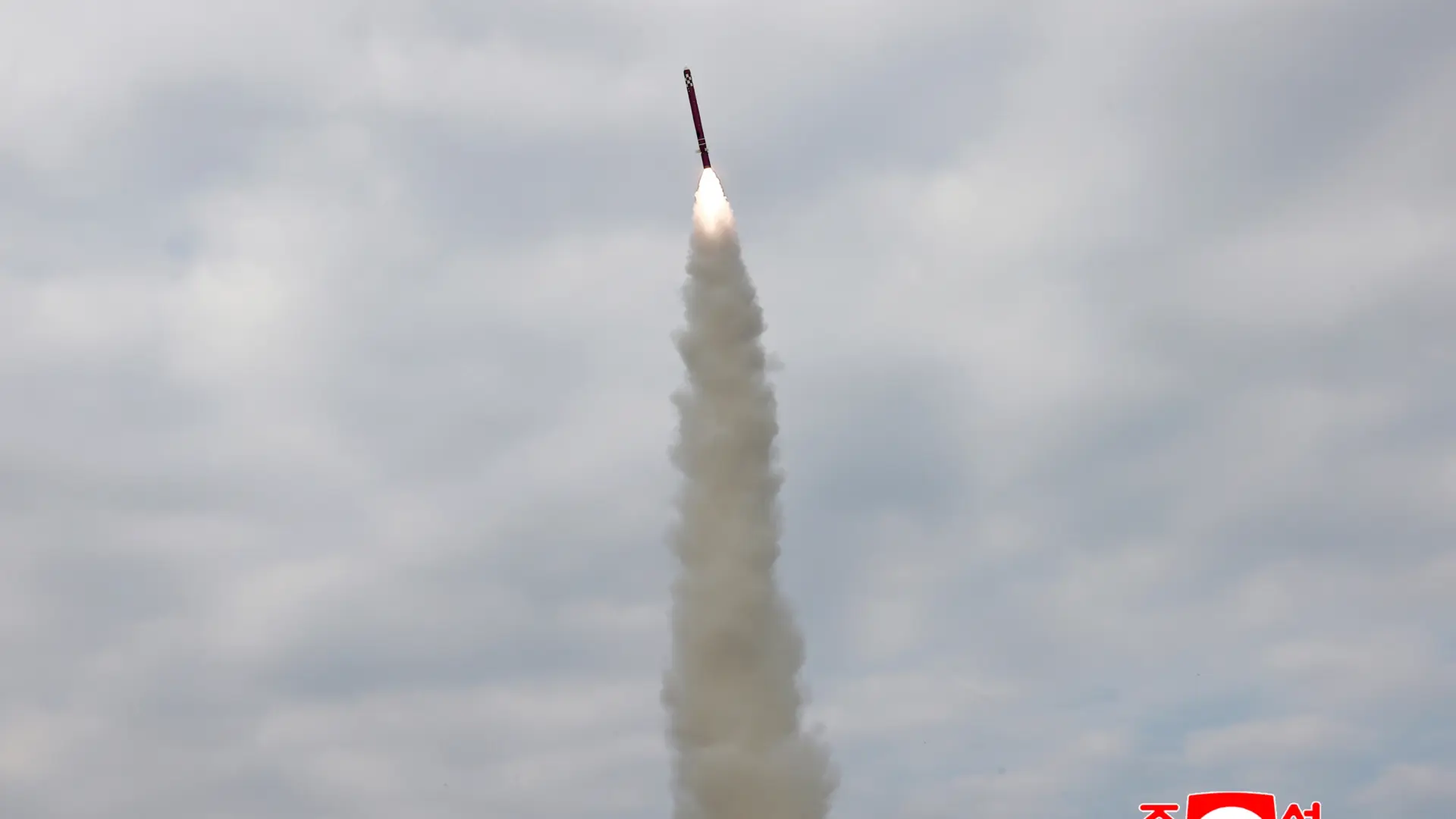 Corea del Norte lanza cohetes de artillería coincidiendo con la visita de Hegseth al Sur