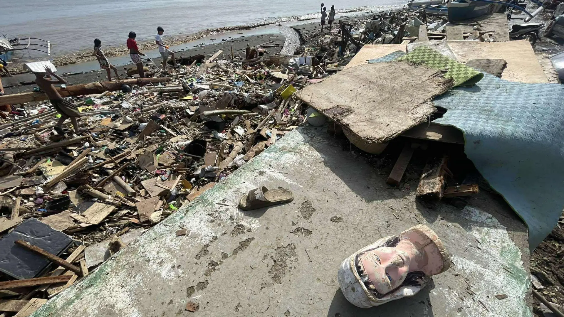 Al menos 114 muertos y 127 desaparecidos en Filipinas tras el paso del tifón Kalmaegi