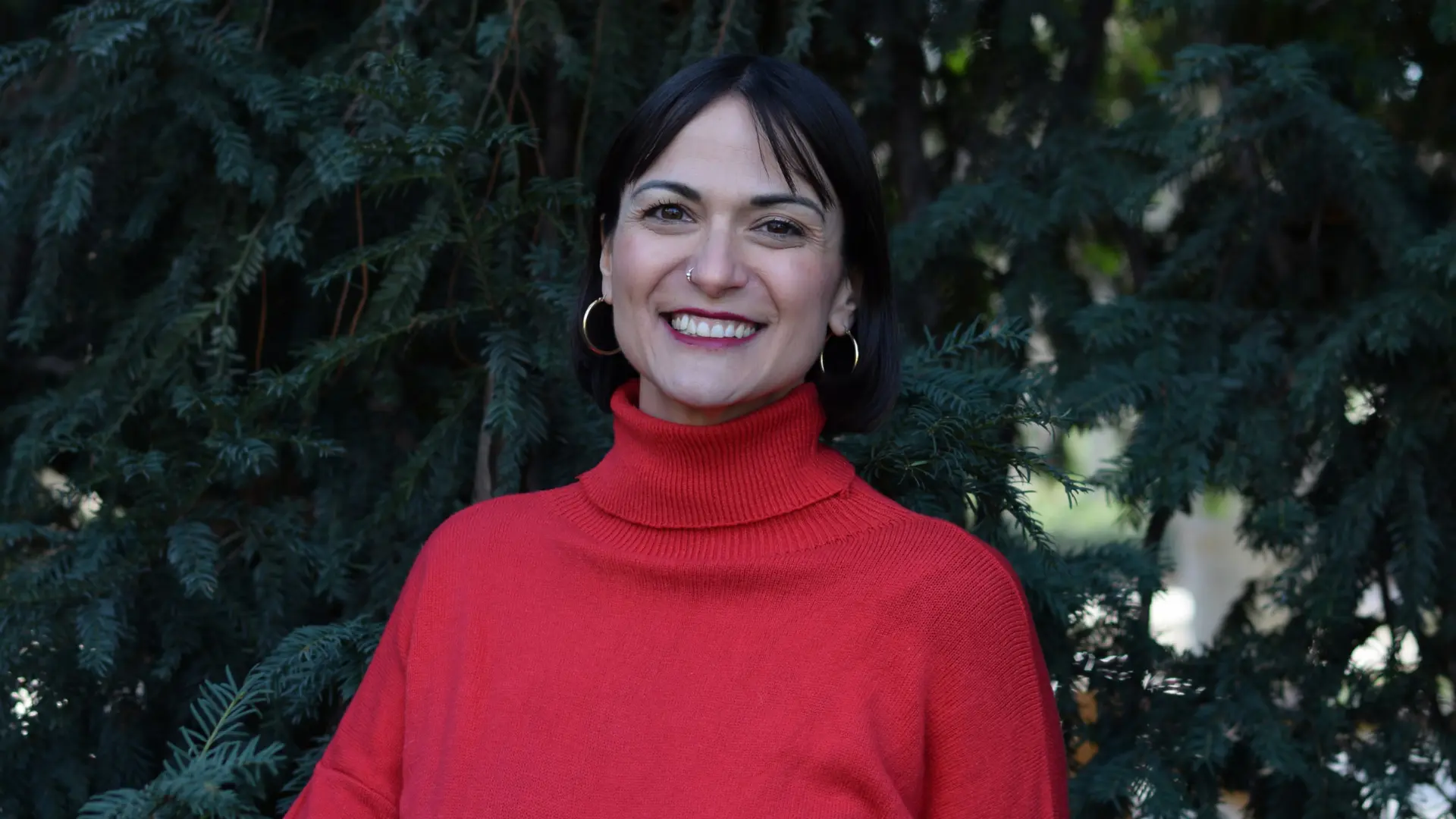 Ana León, psicóloga: «Muchas personas viven desconectadas de sus necesidades reales guiadas por la exigencia, la culpa o el miedo»