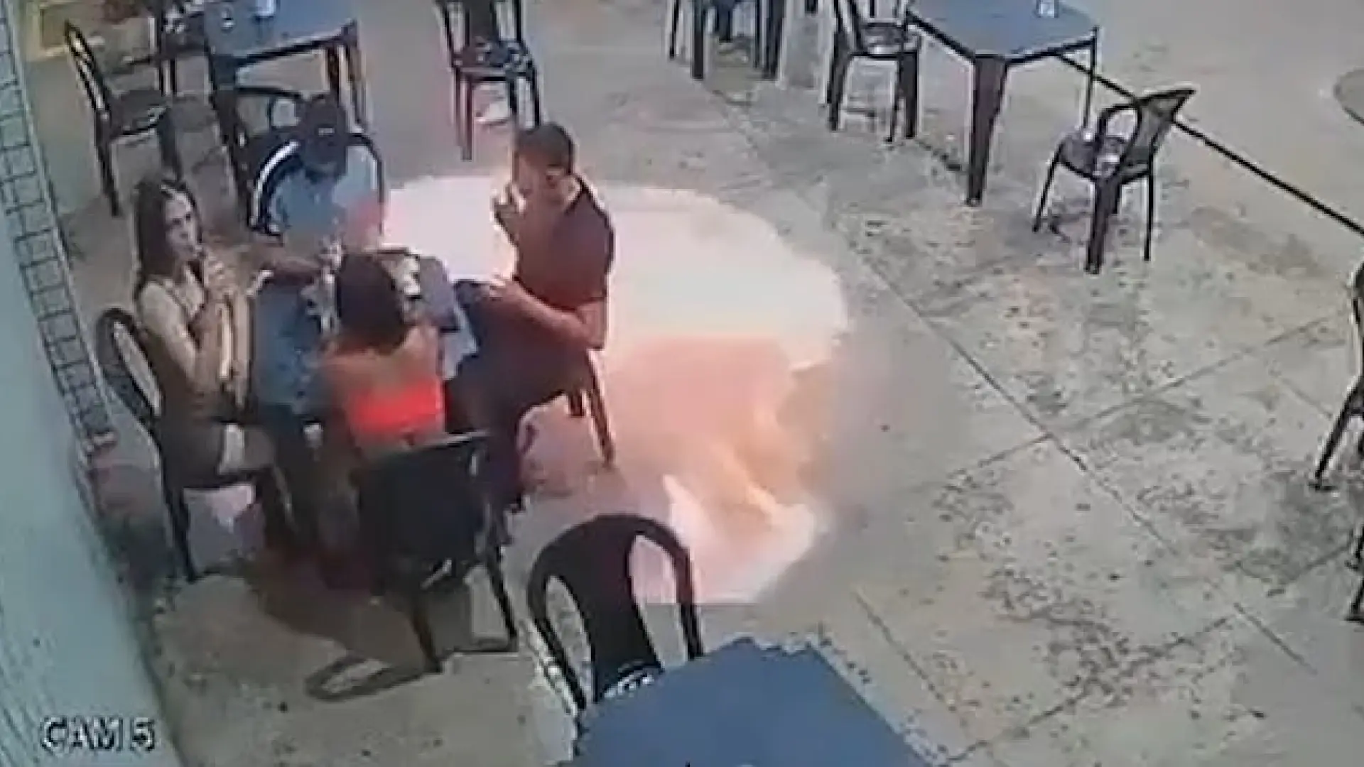 Una cámara capta cómo un cigarrillo está a punto de causar una tragedia en una gasolinera en Brasil