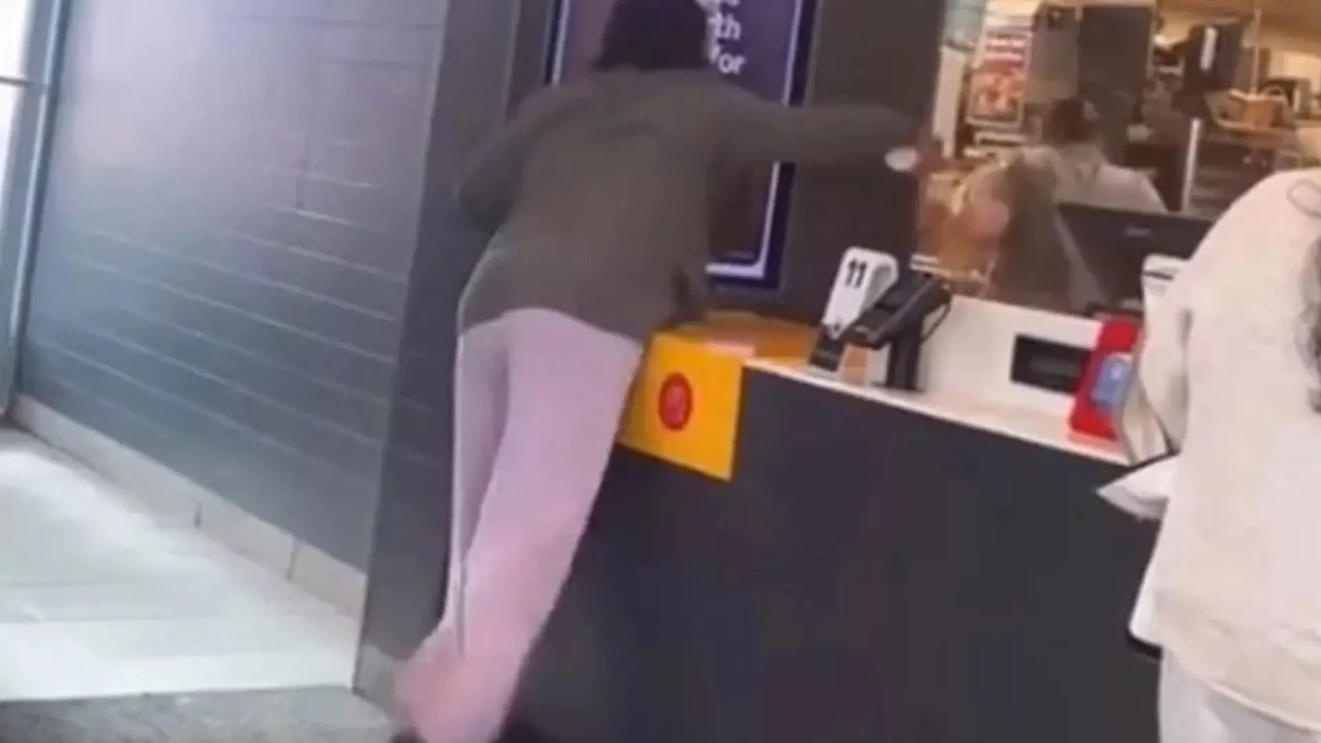 La policía busca a una mujer que lanzó café hirviendo a una empleada de McDonald's tras una discusión