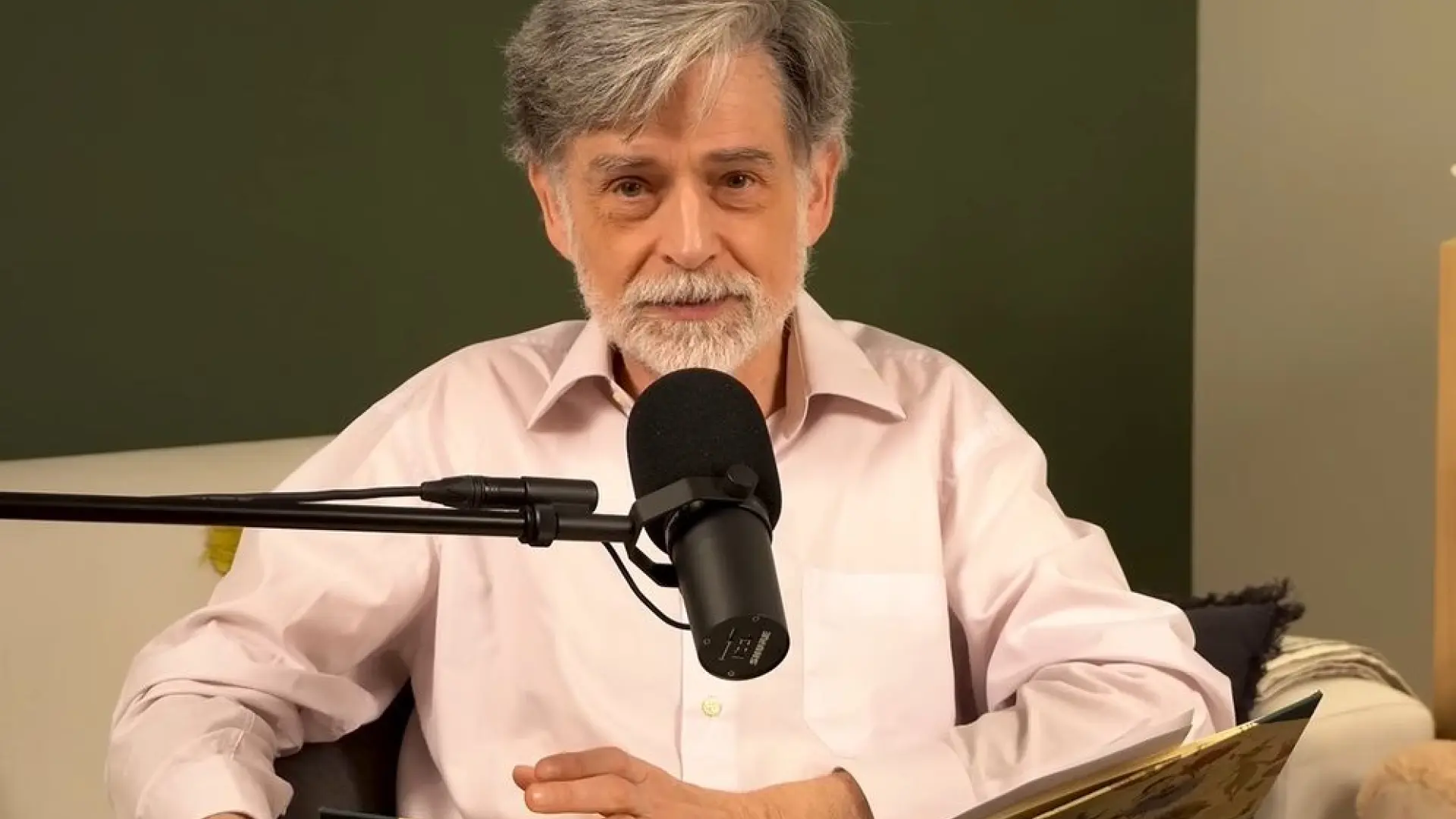 Carlos González, pediatra: «Hasta pelearse con su hermano es mejor para tu hijo que estar embobado viendo una pantalla»