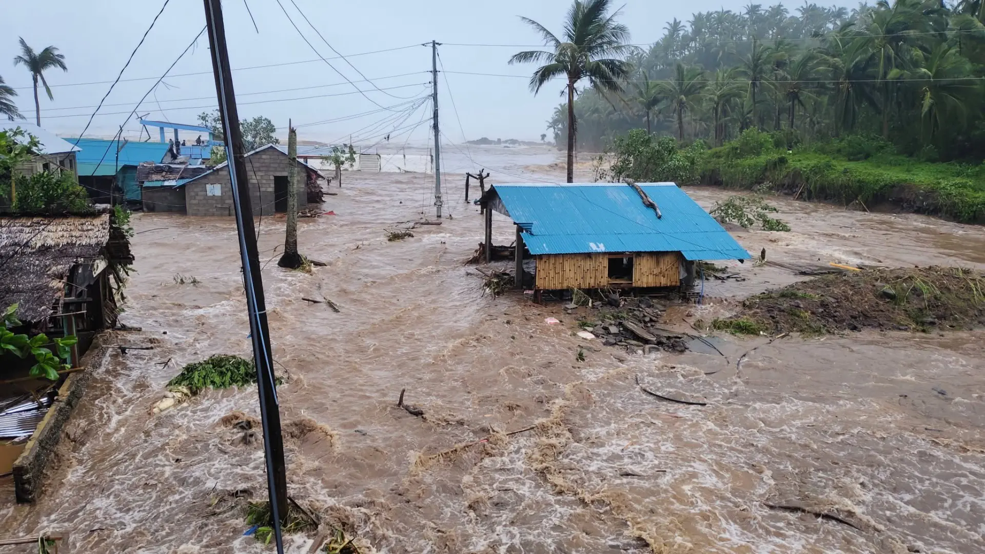 El supertifón Fung-wong deja al menos dos muertos y estragos materiales nada más tocar tierra en Filipinas