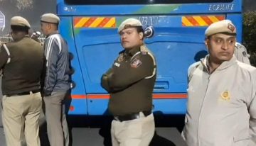 Explosión de coche en la capital india mata al menos a ocho personas