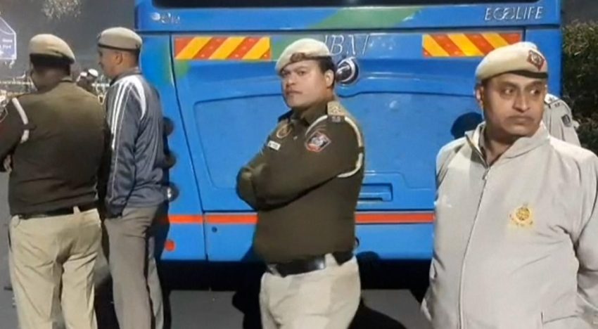 Explosión de coche en la capital india mata al menos a ocho personas