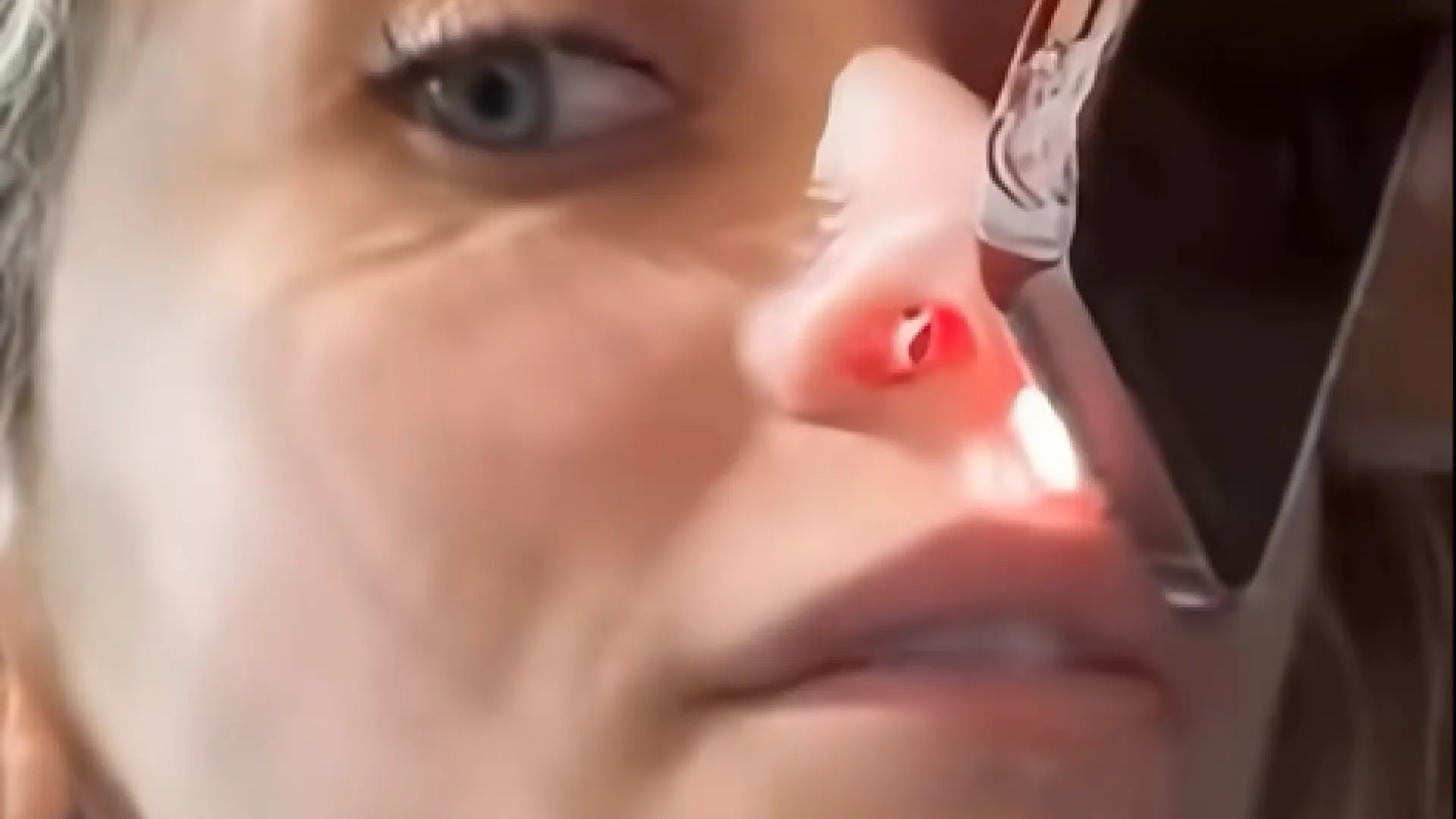 Paris Jackson muestra la lesión que le ha provocado el consumo de cocaína en el tabique nasal: estos son los duros efectos de la droga